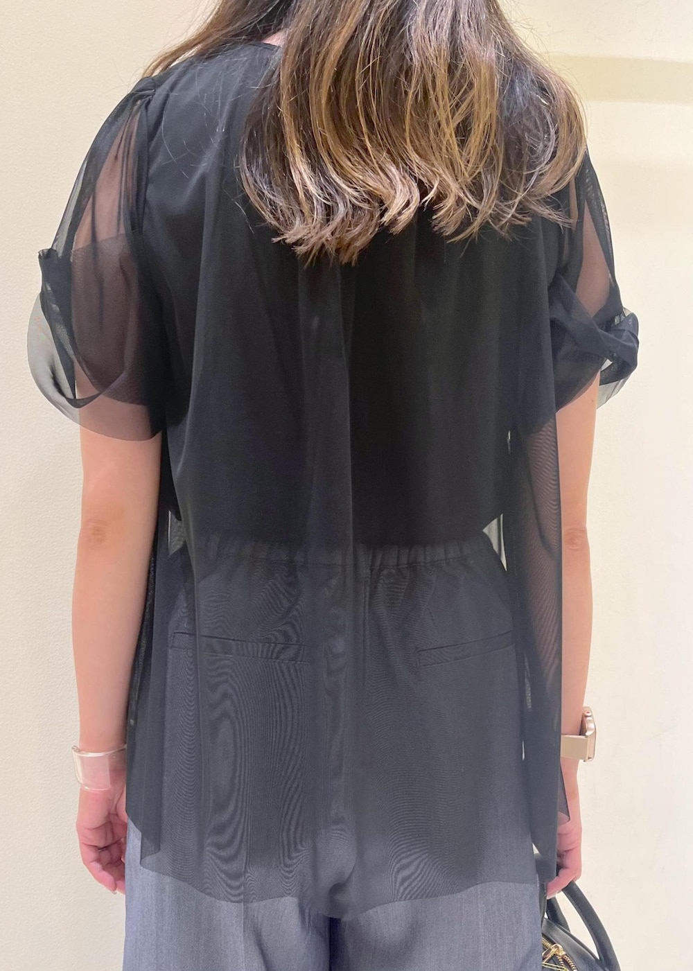 ブラック系のボストンバッグ、シルバー系のパンプス、ブラック系のTシャツ/カットソーを着用したレディースの夏コーディネートの6枚目の写真