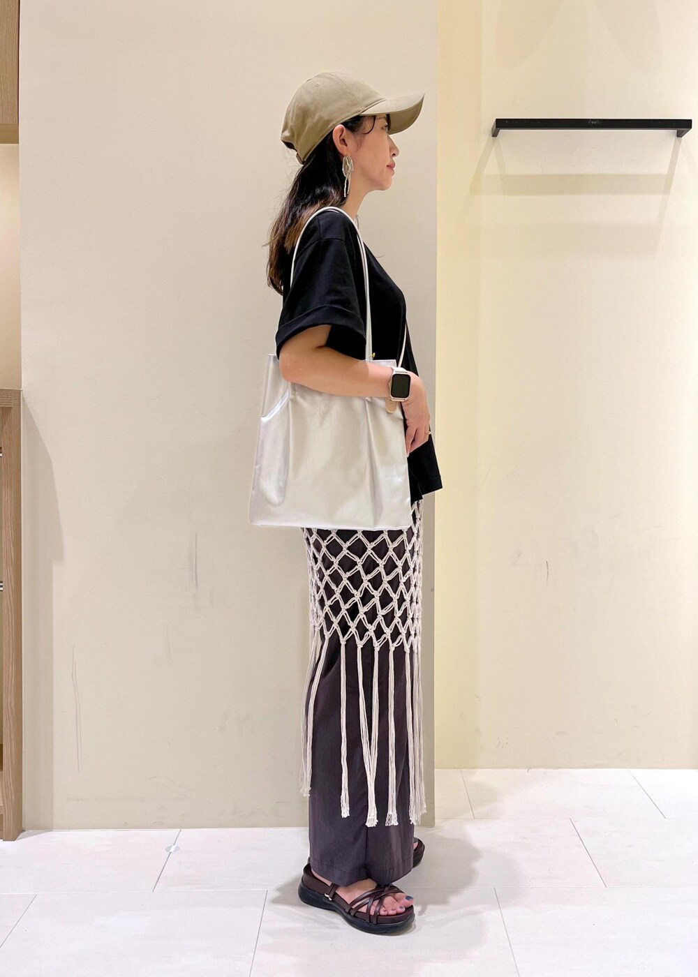 ホワイト系のスカート、ブラック系のTシャツ/カットソー、グレー系のその他パンツを着用したレディースの夏コーディネートの5枚目の写真
