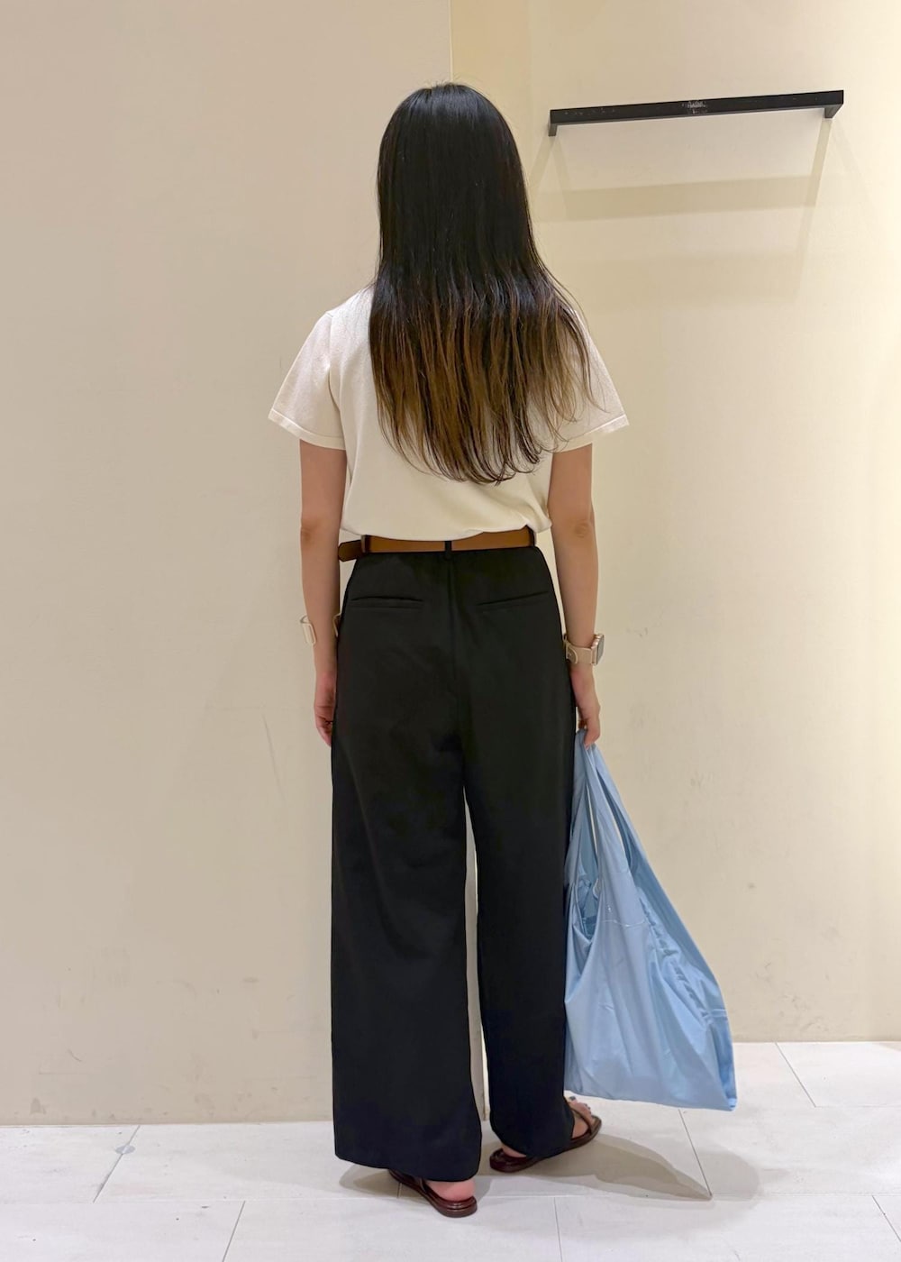 ブラウン系のサンダル、ブラック系のその他パンツ、ブルー系のエコバッグ/サブバッグを着用したレディースの夏コーディネートの4枚目の写真