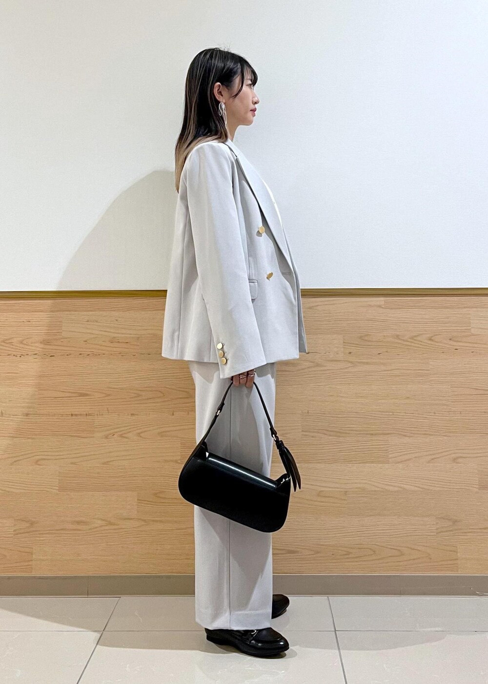 ブラック系のローファー、ホワイト系のカーディガン/ボレロ、グレー系のその他パンツを着用したレディースの冬コーディネートの2枚目の写真