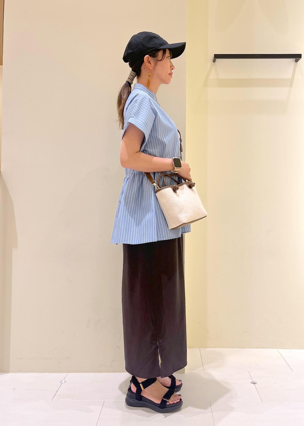 グレー系のタンクトップ、グレー系のワンピース、ブルー系のシャツ/ブラウスを着用したレディースの春コーディネートの3枚目の写真