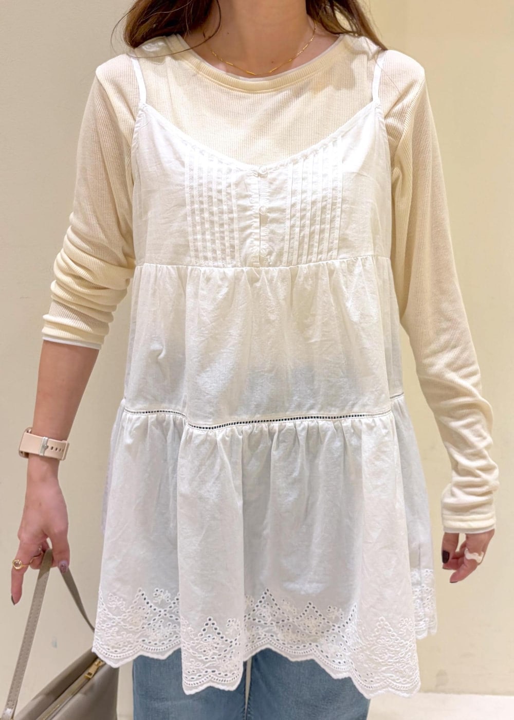 レッド系のバレエシューズ、ベージュ系のショルダーバッグ、ベージュ系のTシャツ/カットソーを着用したレディースの冬コーディネートの5枚目の写真