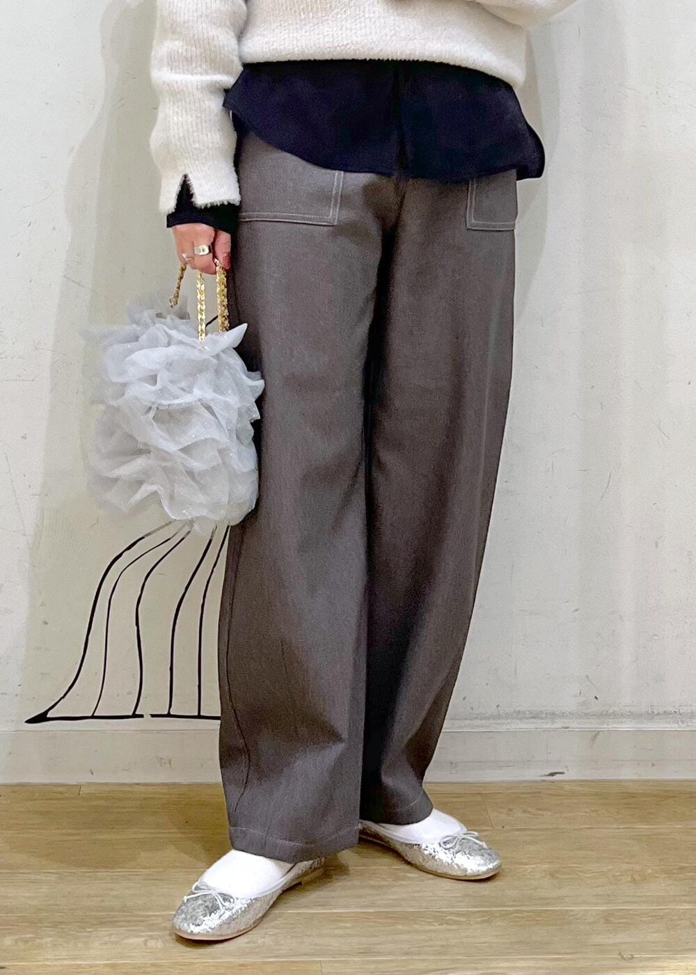 ブラック系のシャツ/ブラウス、シルバー系のバレエシューズ、グレー系のその他パンツを着用したレディースの冬コーディネートの8枚目の写真