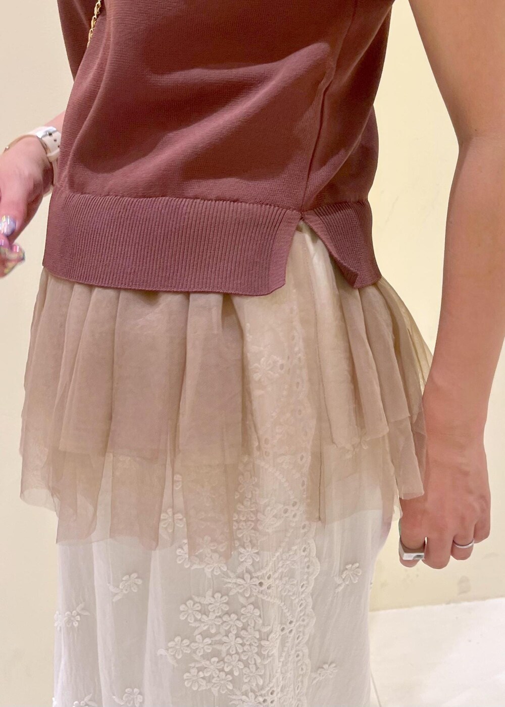 ブラック系のショルダーバッグ、ブラック系のサンダル、ホワイト系のその他パンツを着用したレディースの夏コーディネートの6枚目の写真