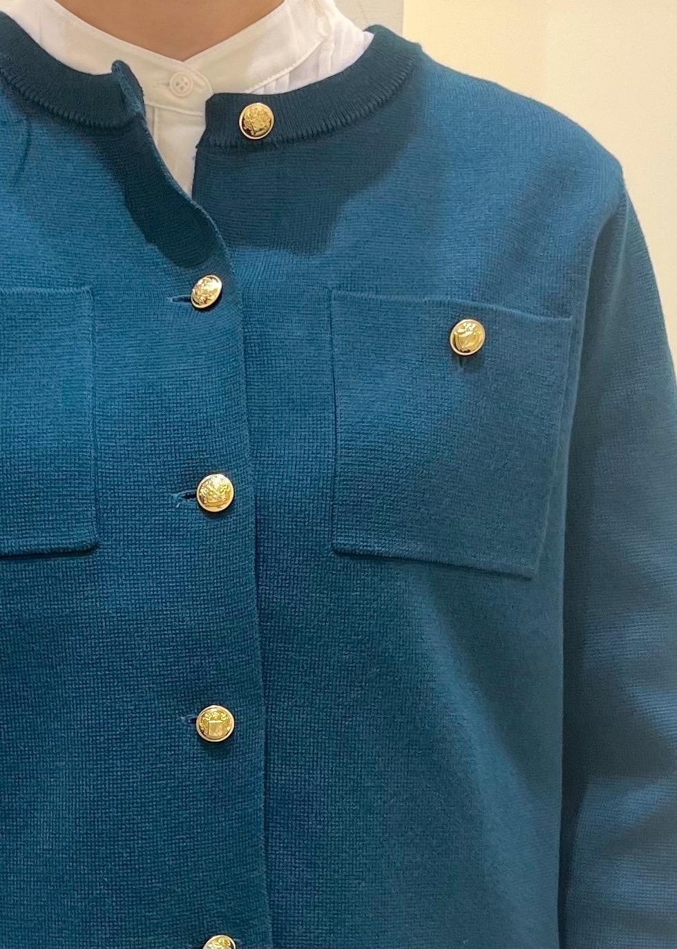 グレー系のスカート、ホワイト系のシャツ/ブラウス、グリーン系のカーディガン/ボレロを着用したレディースの秋コーディネートの6枚目の写真