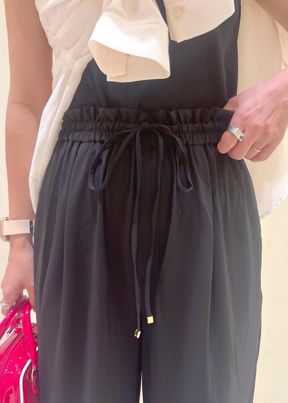 ブラック系のニット/セーター、ホワイト系のシャツ/ブラウス、ブラック系のサンダルを着用したレディースの夏コーディネートの7枚目の写真