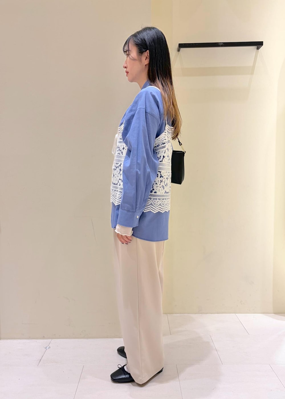 ブラック系のショルダーバッグ、ベージュ系のその他パンツ、ホワイト系のキャミソールを着用したレディースの春コーディネートの4枚目の写真