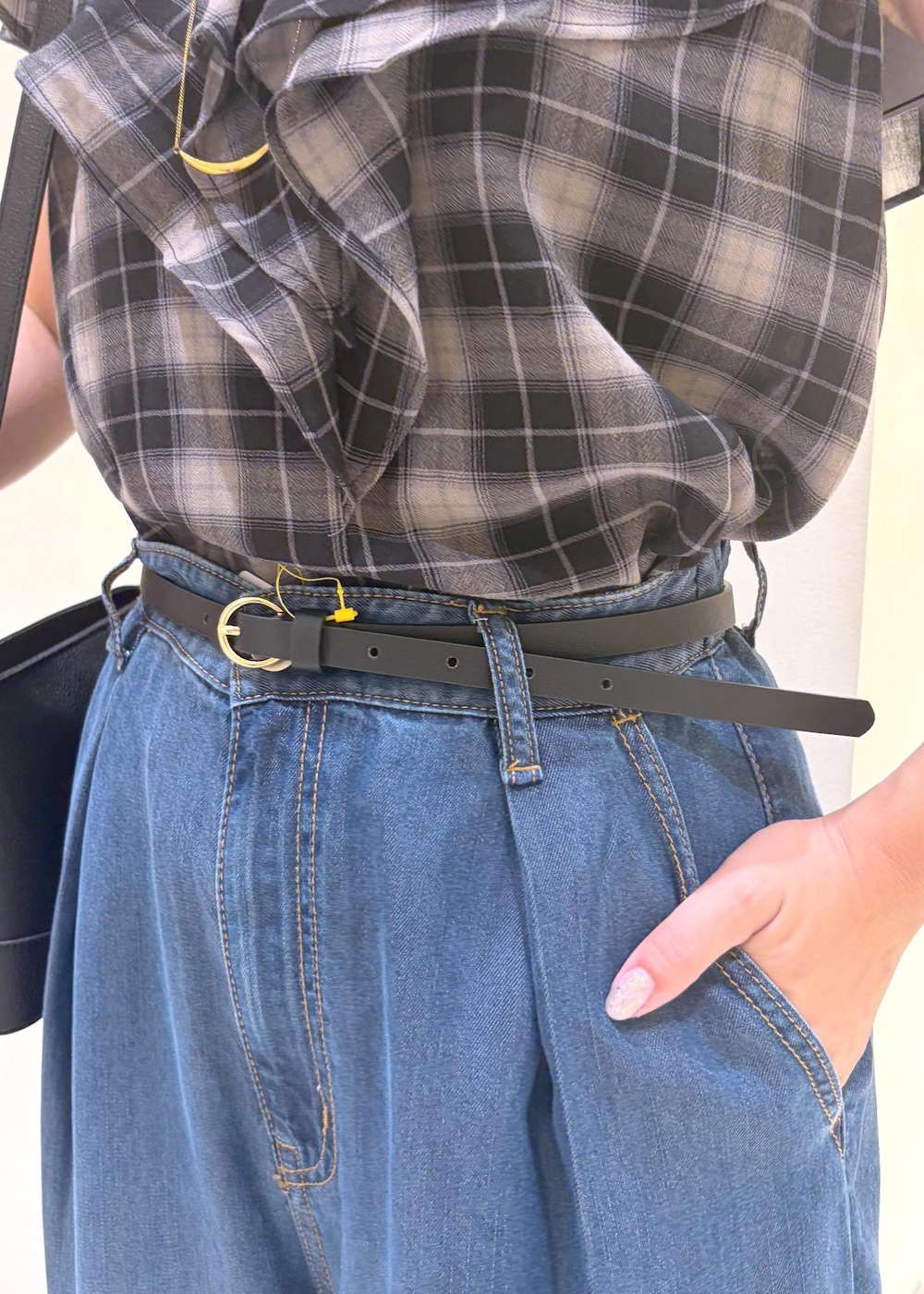 ブラック系のサンダル、ブルー系のデニムパンツ、ブラック系のシャツ/ブラウスを着用したレディースの夏コーディネートの6枚目の写真