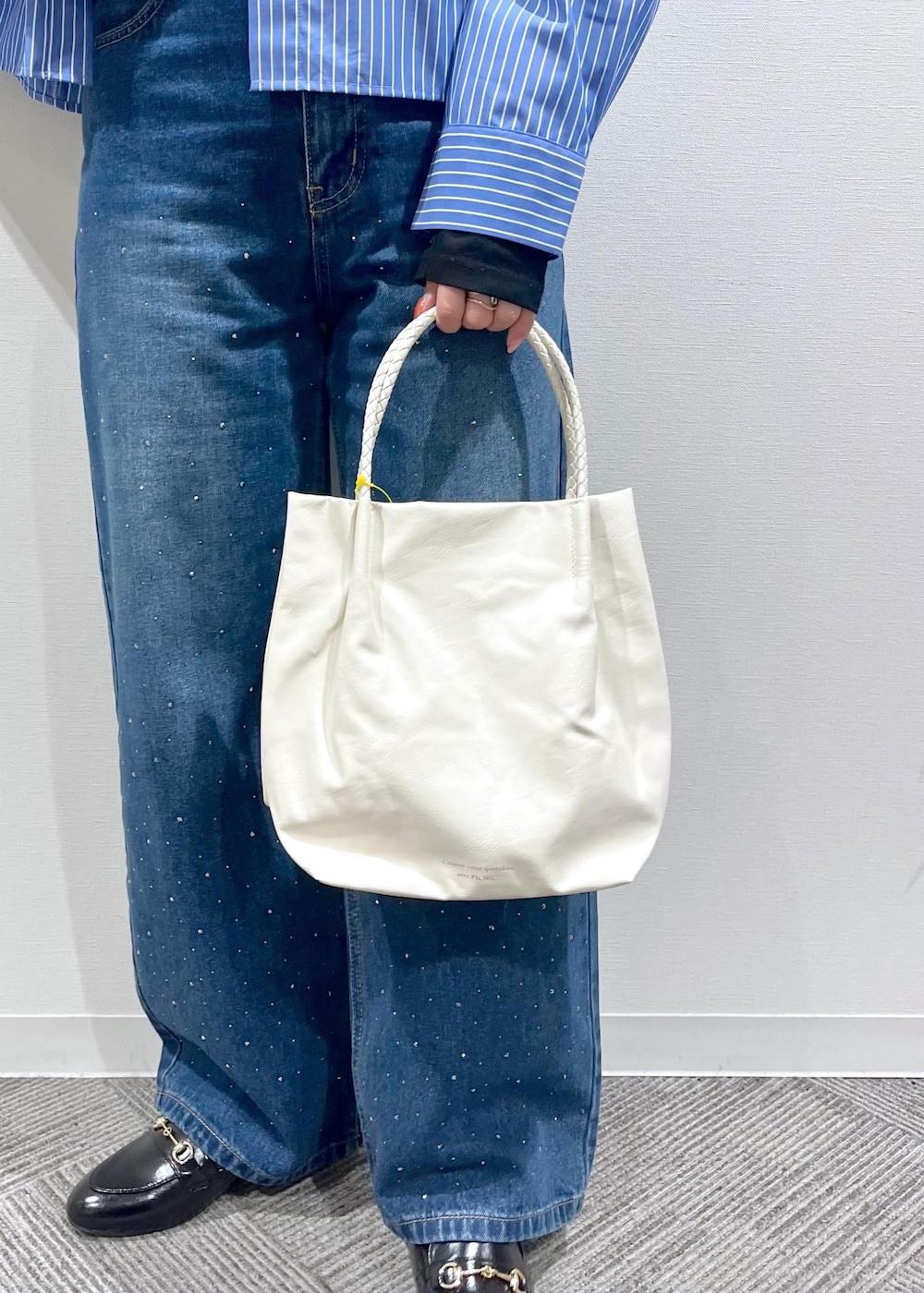 ブラック系のTシャツ/カットソー、ブラック系のローファー、ホワイト系のトートバッグを着用したレディースの冬コーディネートの8枚目の写真