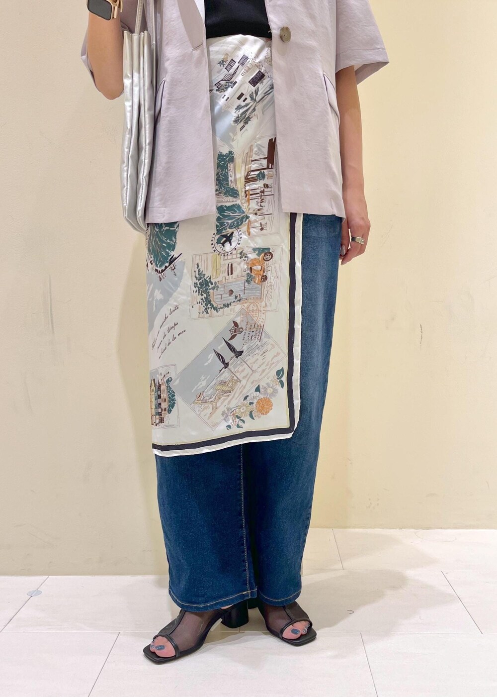 ブルー系のデニムパンツ、シルバー系のトートバッグ、ブラック系のパンプスを着用したレディースの夏コーディネートの8枚目の写真