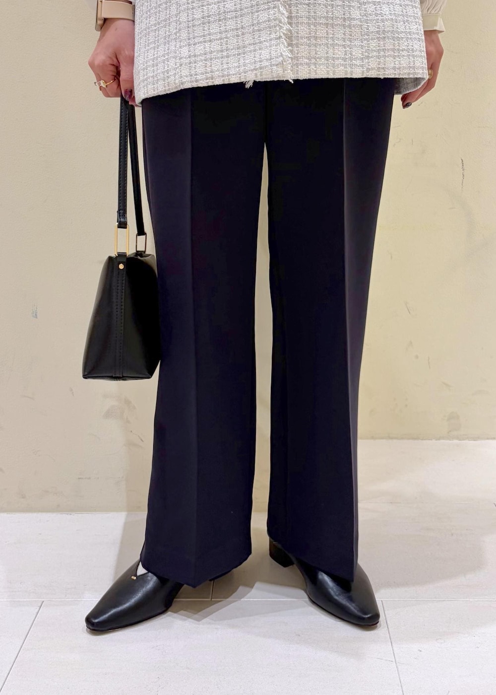 ブラック系のショルダーバッグ、ブルー系のその他パンツ、グレー系のベストを着用したレディースの冬コーディネートの8枚目の写真