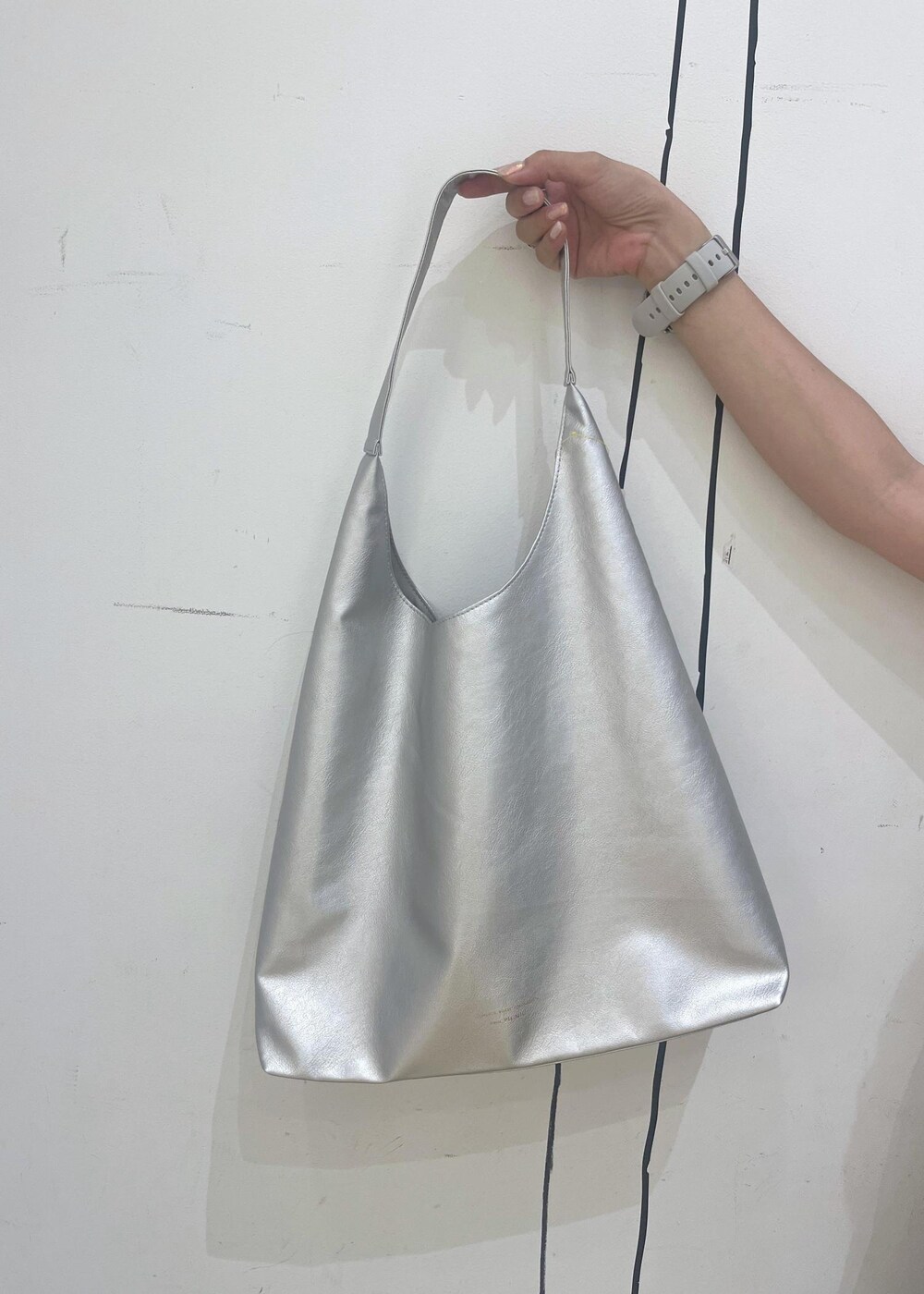 シルバー系のサンダル、ブラック系のスカート、シルバー系のトートバッグを着用したレディースの夏コーディネートの7枚目の写真