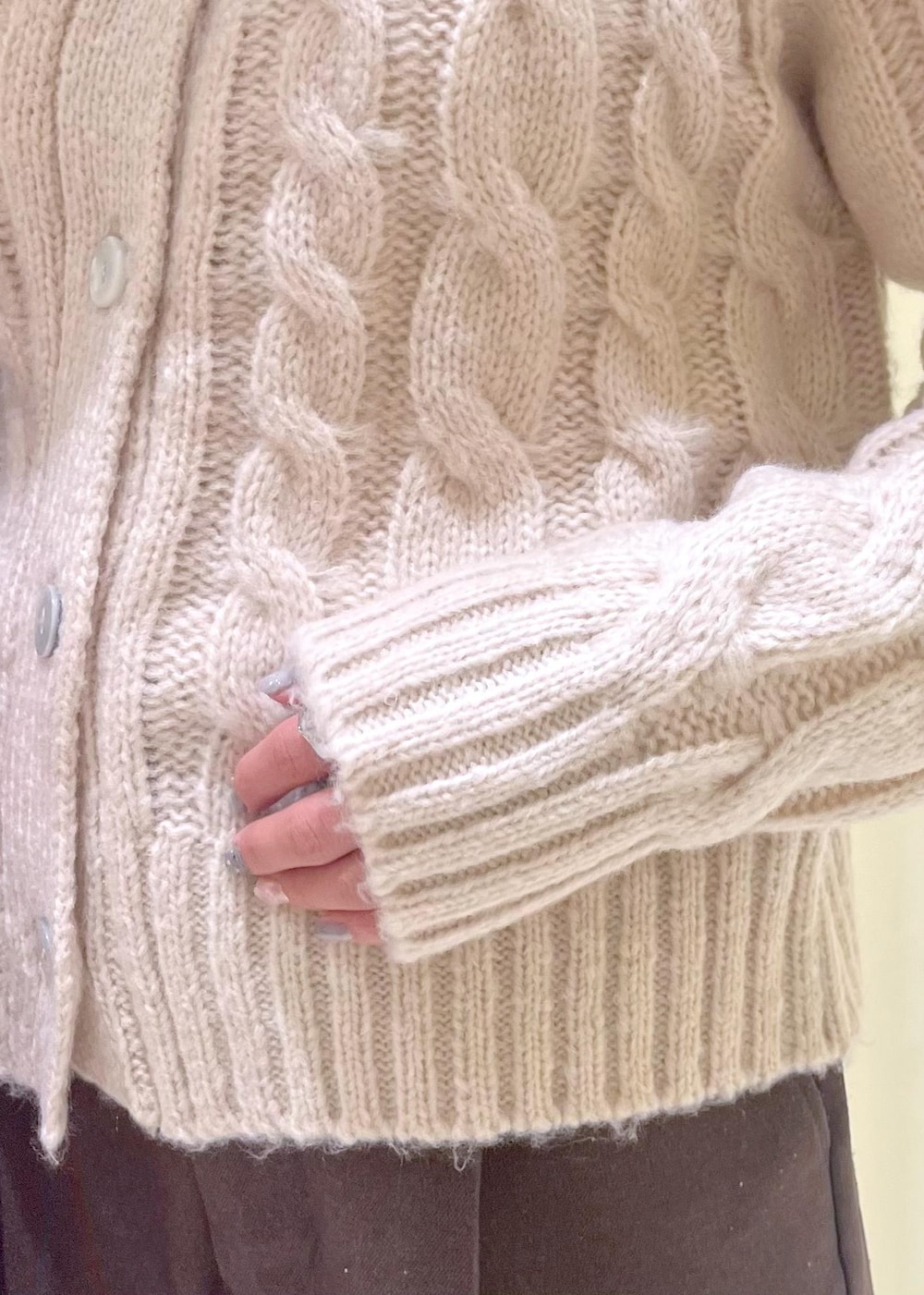 ホワイト系のニット/セーター、レッド系のショルダーバッグ、ブラック系のローファーを着用したレディースの冬コーディネートの6枚目の写真