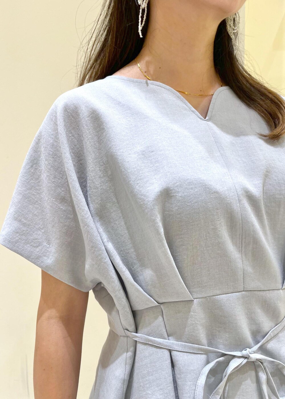 ブラック系のサンダル、ホワイト系のスカート、ブラック系のショルダーバッグを着用したレディースの夏コーディネートの4枚目の写真