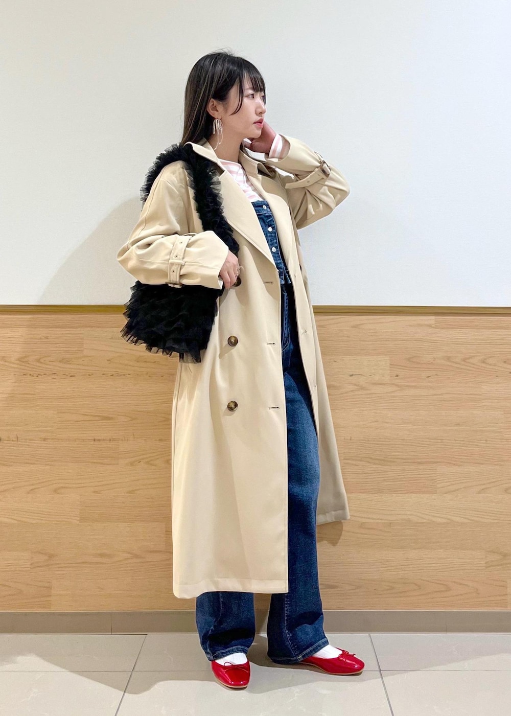 ブルー系のデニムパンツ、ブルー系のベスト、ピンク系のTシャツ/カットソーを着用したレディースの冬コーディネートの2枚目の写真