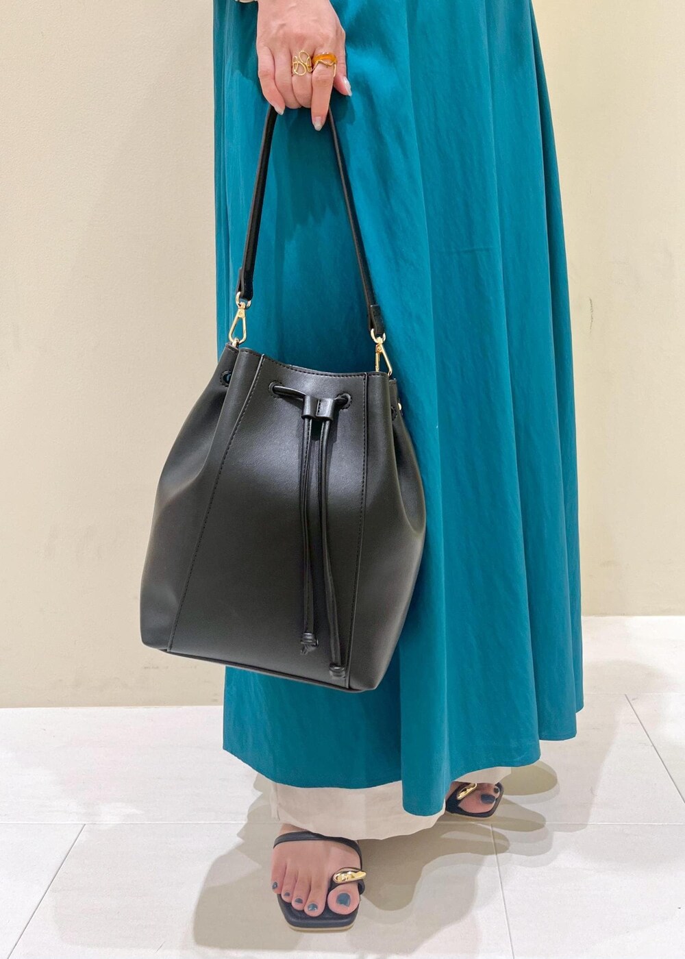 グリーン系のワンピース、ブラック系のニット/セーター、ベージュ系のその他パンツを着用したレディースの夏コーディネートの9枚目の写真