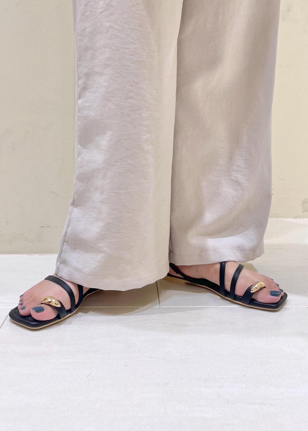 その他のニット/セーター、ベージュ系のその他パンツ、ベージュ系のテーラードジャケットを着用したレディースの夏コーディネートの9枚目の写真