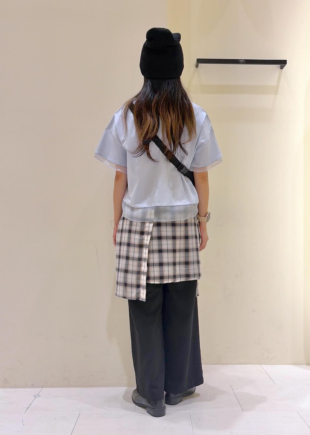 ホワイト系のシャツ/ブラウス、ブルー系のTシャツ/カットソー、ブラック系のその他パンツを着用したレディースの夏コーディネートの3枚目の写真