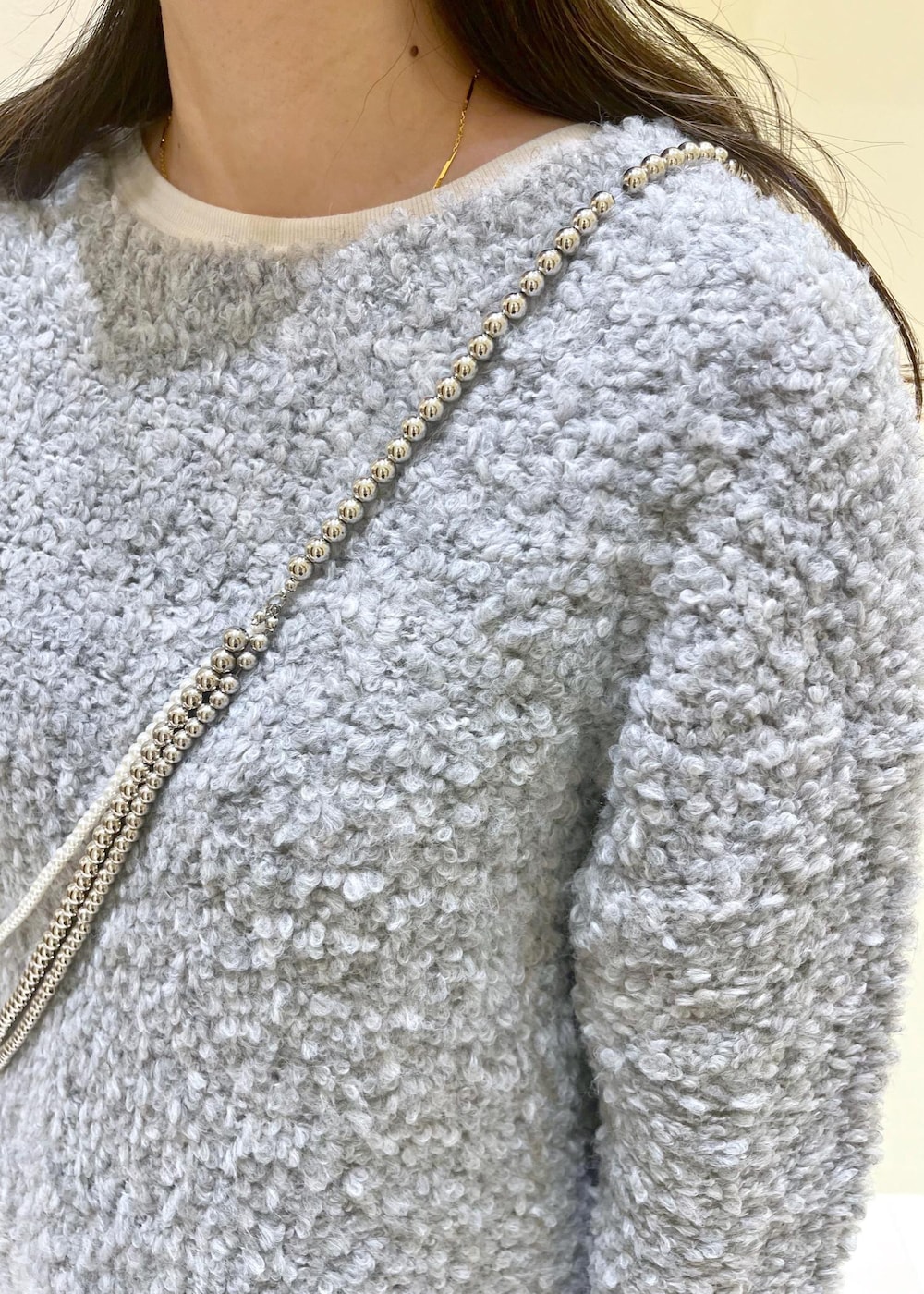 ブラック系のローファー、ブラウン系のショルダーバッグ、グレー系のニット/セーターを着用したレディースの冬コーディネートの5枚目の写真