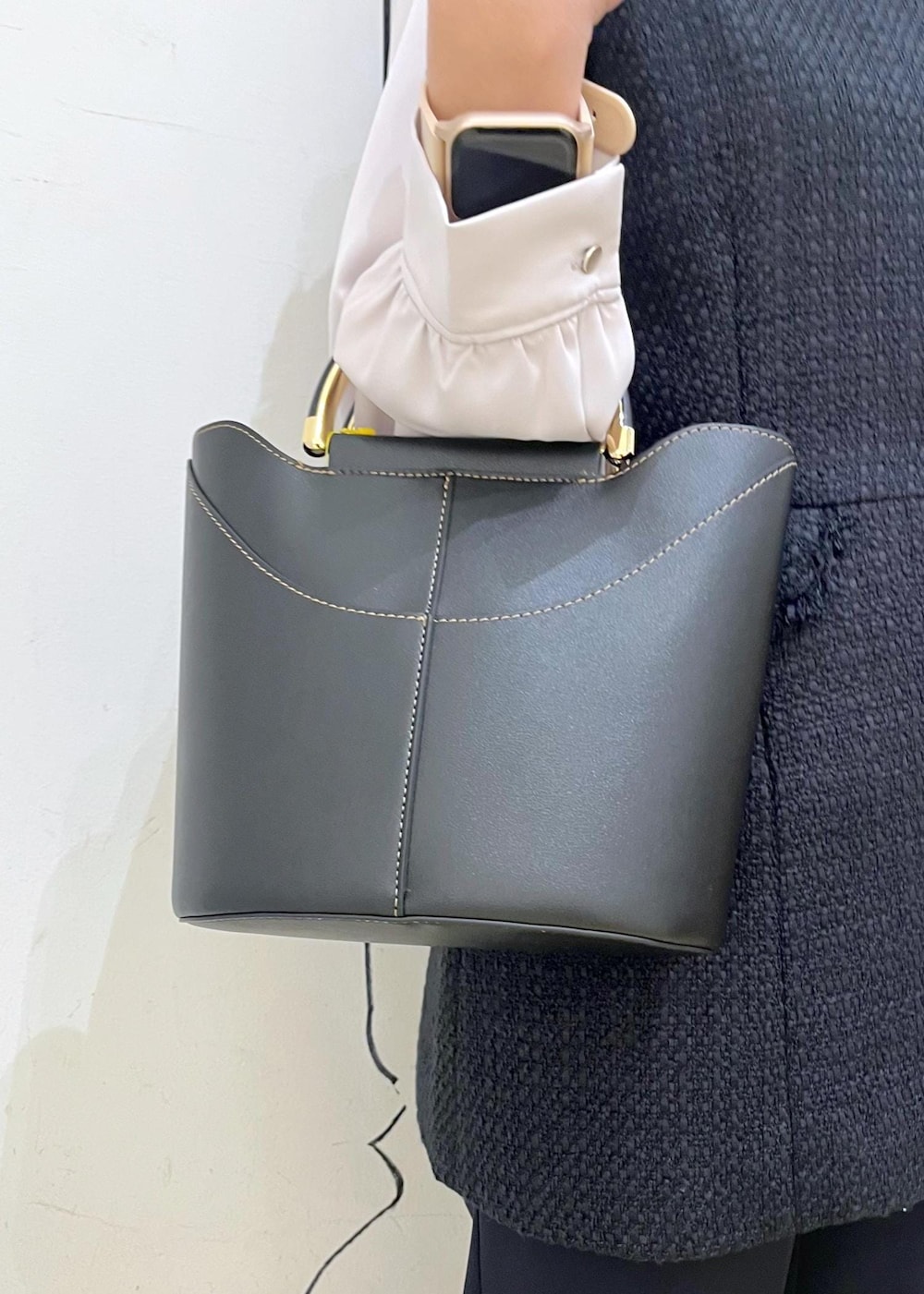 ブラック系のローファー、ブラック系のショルダーバッグ、ブルー系のベストを着用したレディースの冬コーディネートの9枚目の写真