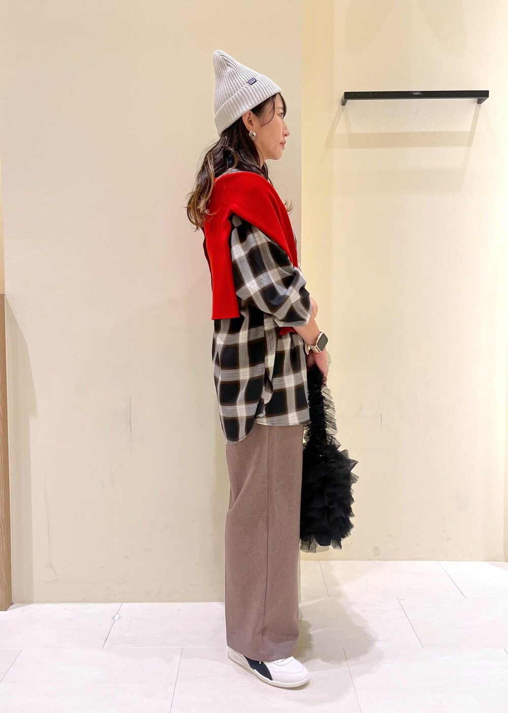 ブラック系のショルダーバッグ、ブラック系のシャツ/ブラウス、レッド系のカーディガン/ボレロを着用したレディースの秋コーディネートの3枚目の写真