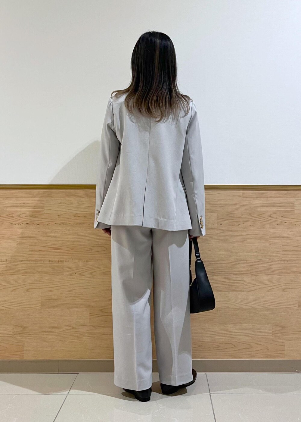 ブラック系のローファー、ホワイト系のカーディガン/ボレロ、グレー系のその他パンツを着用したレディースの冬コーディネートの3枚目の写真