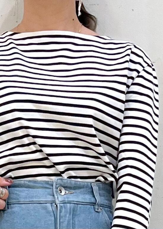 シルバー系のパンプス、ブルー系のデニムパンツ、レッド系のトートバッグを着用したレディースの冬コーディネートの6枚目の写真