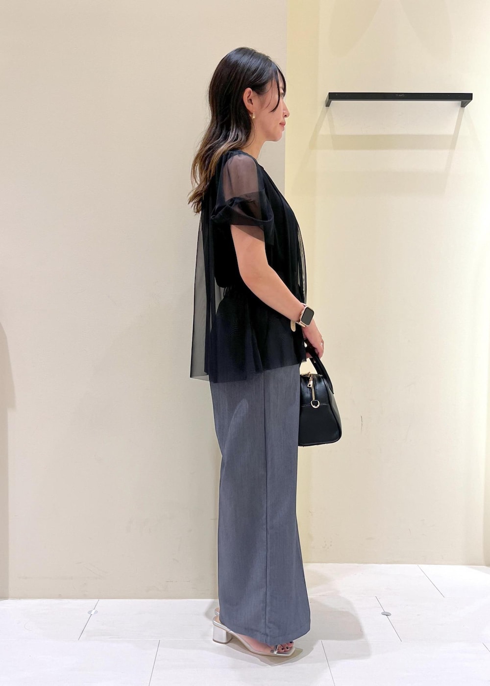 ブラック系のボストンバッグ、シルバー系のパンプス、ブラック系のTシャツ/カットソーを着用したレディースの夏コーディネートの3枚目の写真
