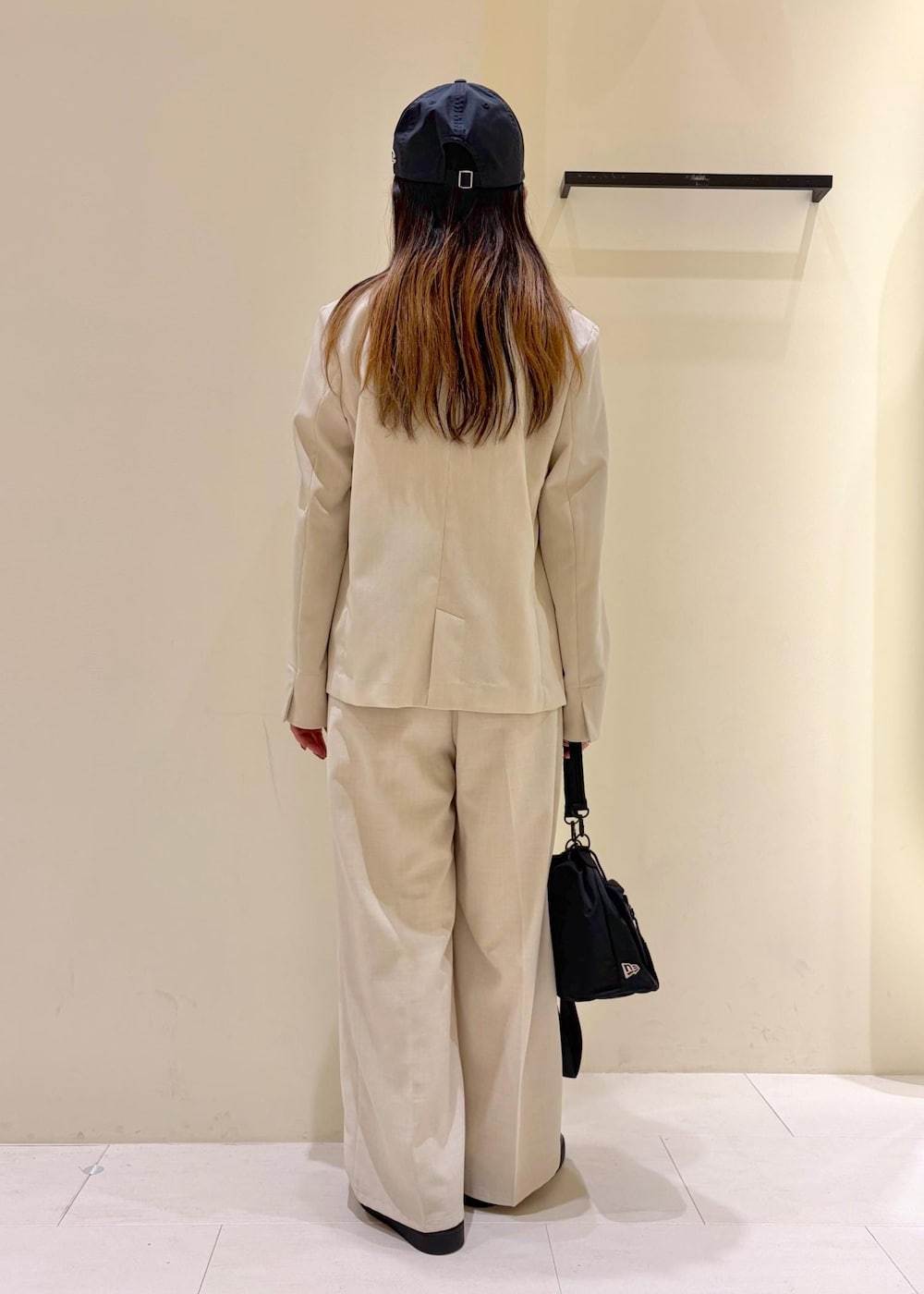 ベージュ系のその他パンツ、ベージュ系のテーラードジャケット、ブルー系のTシャツ/カットソーを着用したレディースの春コーディネートの3枚目の写真