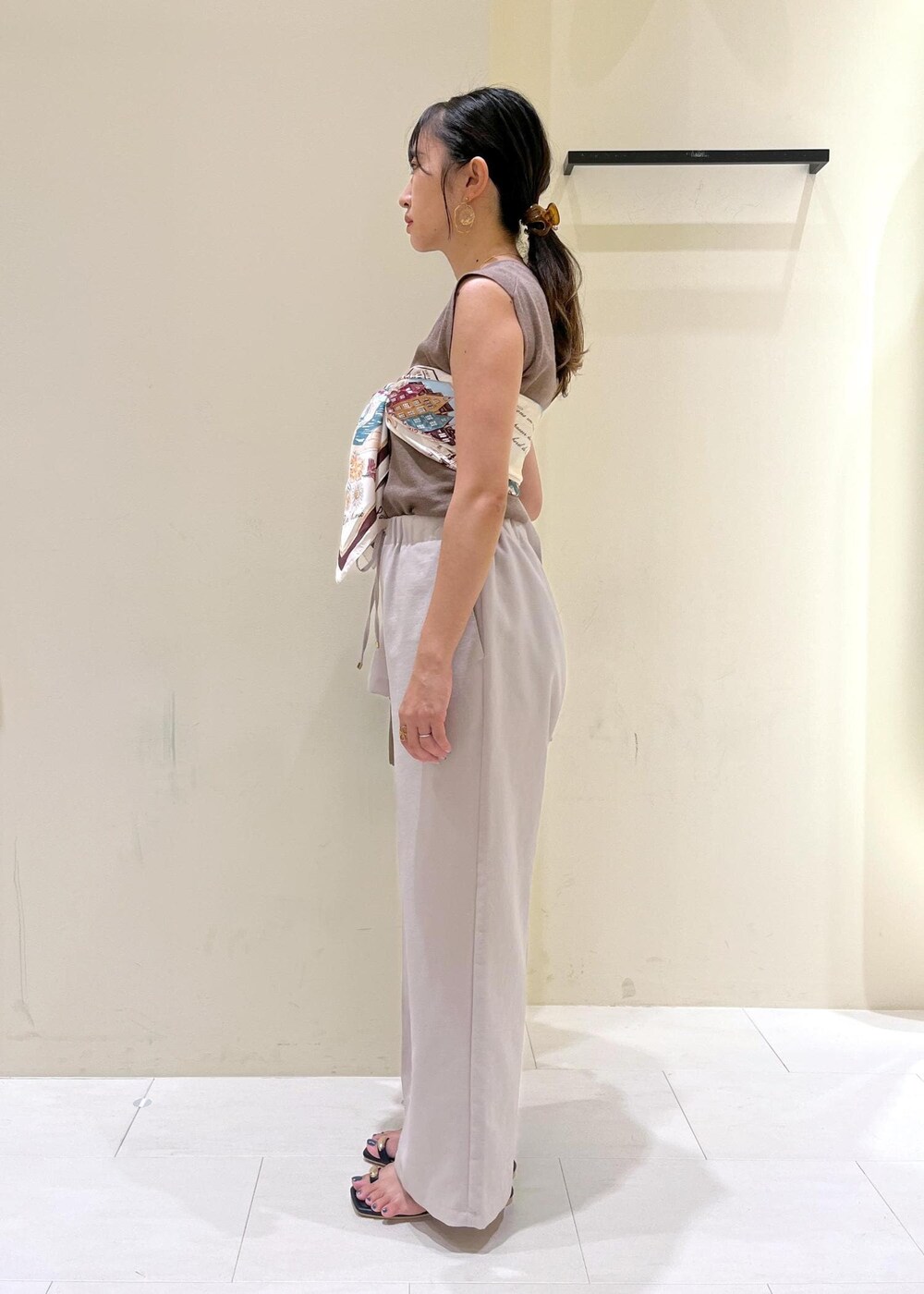 その他のニット/セーター、ベージュ系のその他パンツ、ベージュ系のテーラードジャケットを着用したレディースの夏コーディネートの3枚目の写真