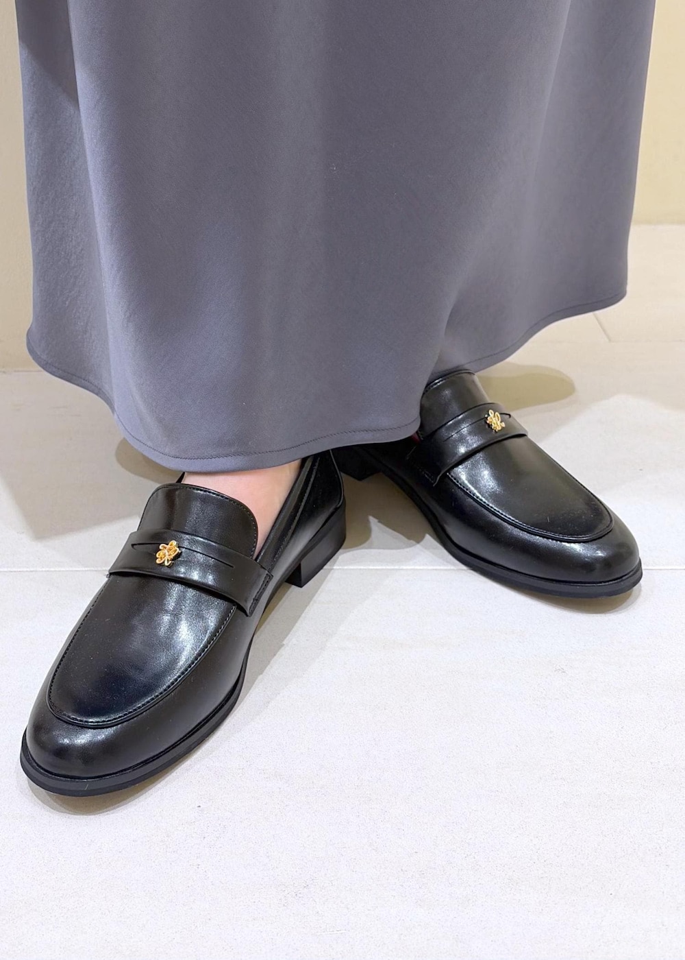 ブラック系のローファー、ブラック系のボストンバッグ、ブルー系のTシャツ/カットソーを着用したレディースの春コーディネートの10枚目の写真