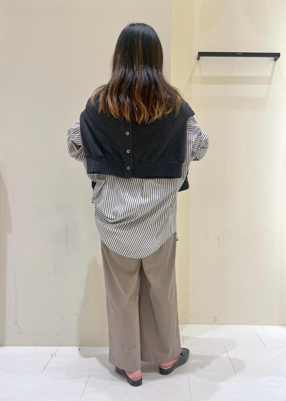 ブラック系のローファー、ベージュ系のその他パンツ、ホワイト系のシャツ/ブラウスを着用したレディースの秋コーディネートの4枚目の写真