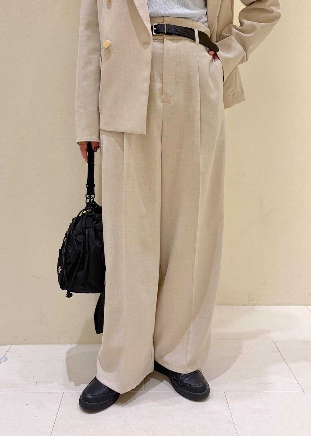 ベージュ系のその他パンツ、ベージュ系のテーラードジャケット、ブルー系のTシャツ/カットソーを着用したレディースの春コーディネートの7枚目の写真