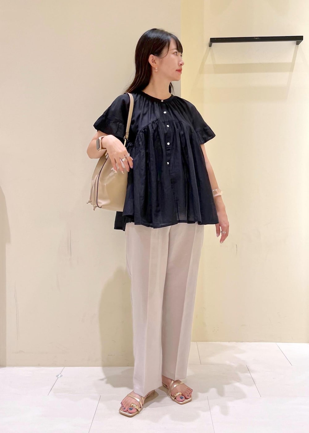 ブラック系のシャツ/ブラウス、グレー系のその他パンツ、ゴールド系のサンダルを着用したレディースの夏コーディネートの2枚目の写真