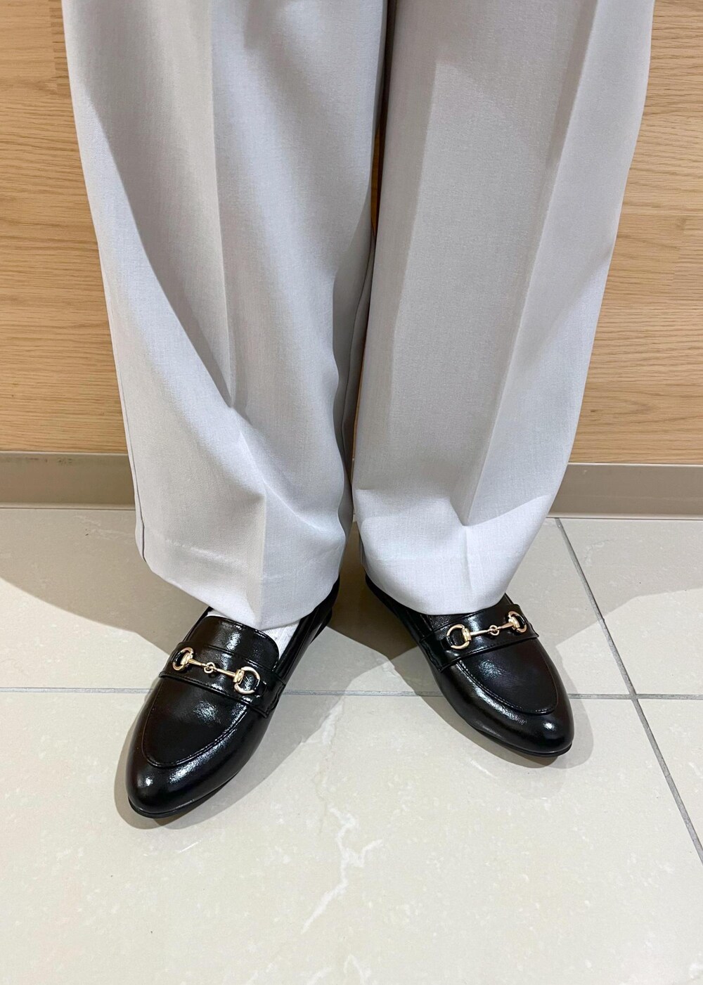 ブラック系のローファー、ホワイト系のカーディガン/ボレロ、グレー系のその他パンツを着用したレディースの冬コーディネートの10枚目の写真