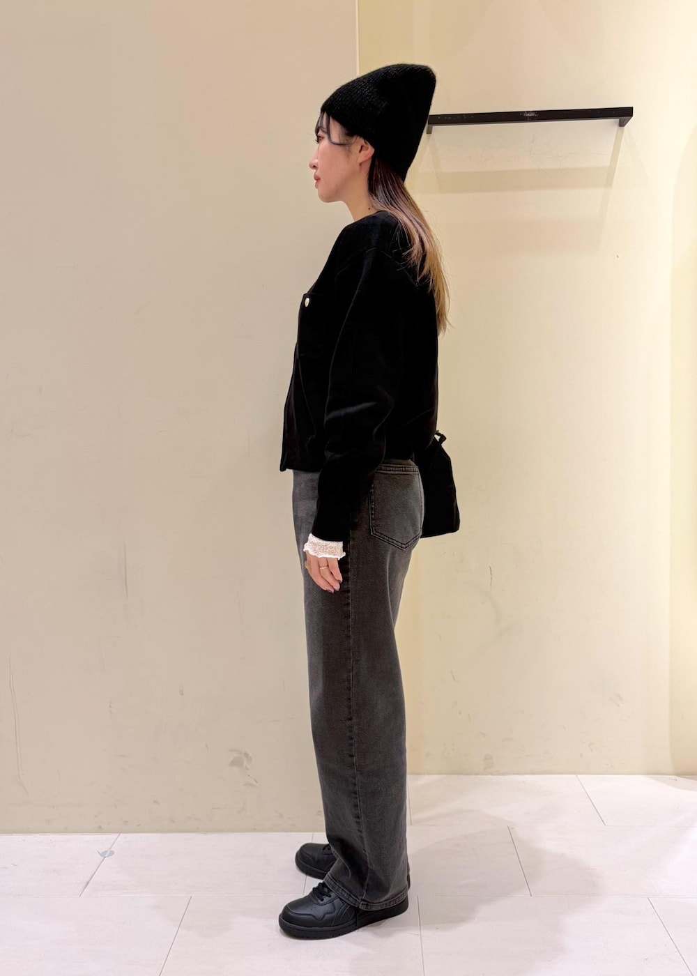 ホワイト系のTシャツ/カットソー、ブラック系のカーディガン/ボレロ、ブラック系のデニムパンツを着用したレディースの春コーディネートの2枚目の写真