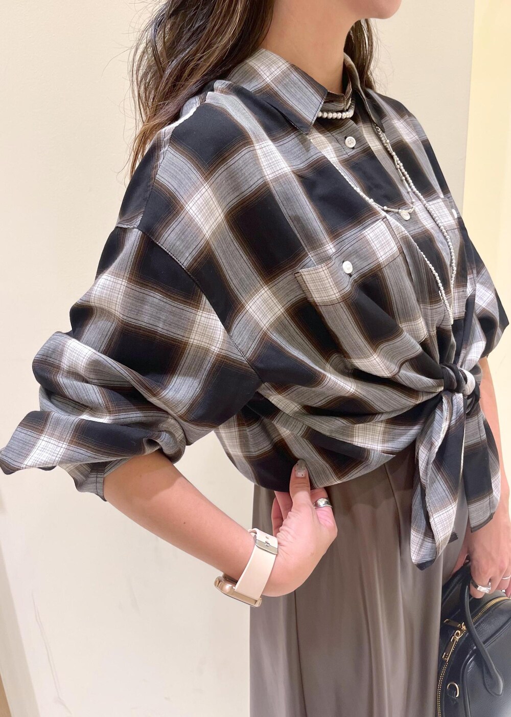 ブラック系のシャツ/ブラウス、グリーン系のスカート、ブラック系のブーツを着用したレディースの秋コーディネートの5枚目の写真