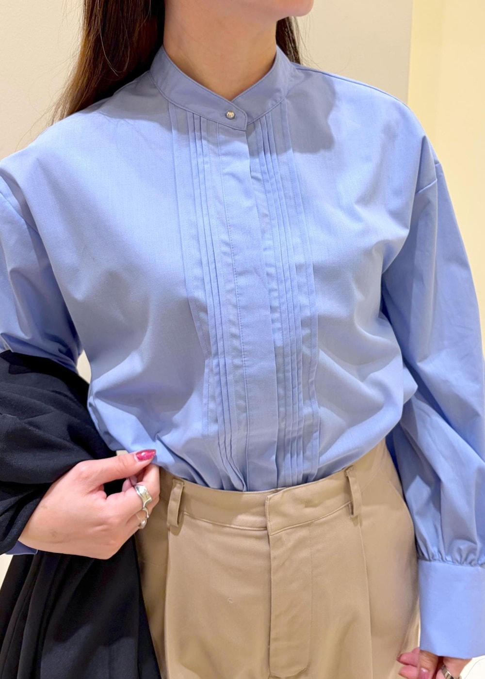 ブラック系のローファー、ブラウン系のボストンバッグ、ブルー系のテーラードジャケットを着用したレディースの冬コーディネートの6枚目の写真