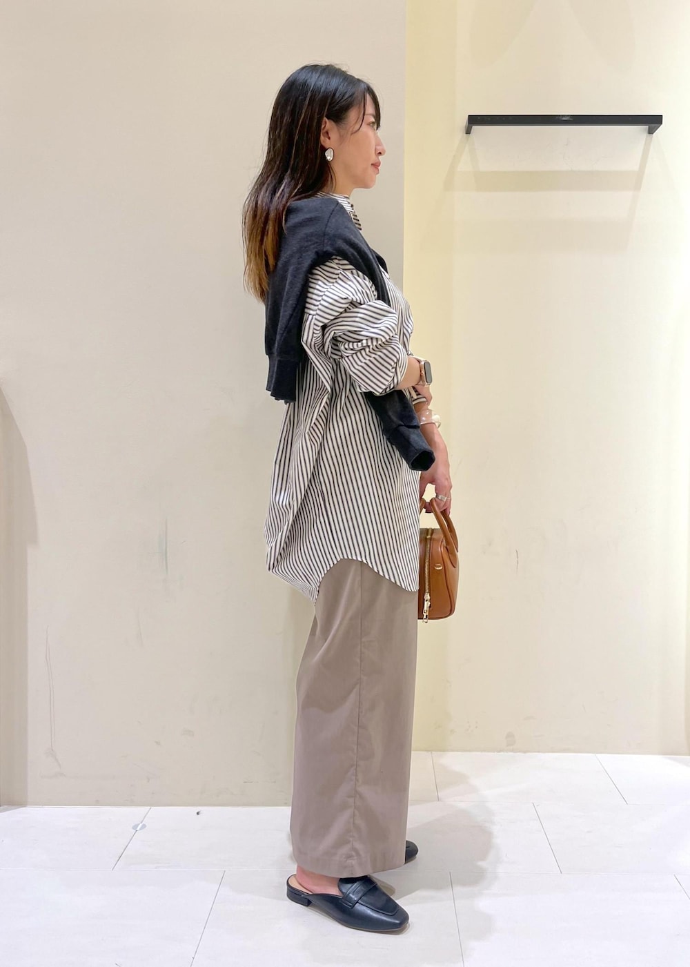 ブラック系のローファー、ベージュ系のその他パンツ、ホワイト系のシャツ/ブラウスを着用したレディースの秋コーディネートの3枚目の写真