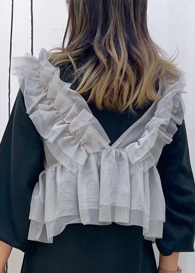 ブルー系のデニムスカート、ブラック系のブーツ、ブラック系のワンピースを着用したレディースの冬コーディネートの6枚目の写真