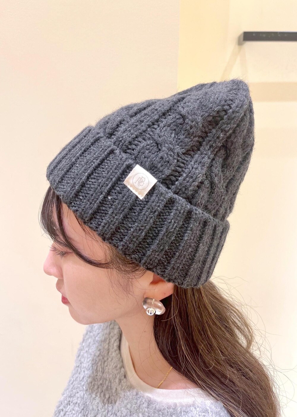 ブラック系のローファー、ブラウン系のショルダーバッグ、グレー系のニット/セーターを着用したレディースの冬コーディネートの4枚目の写真