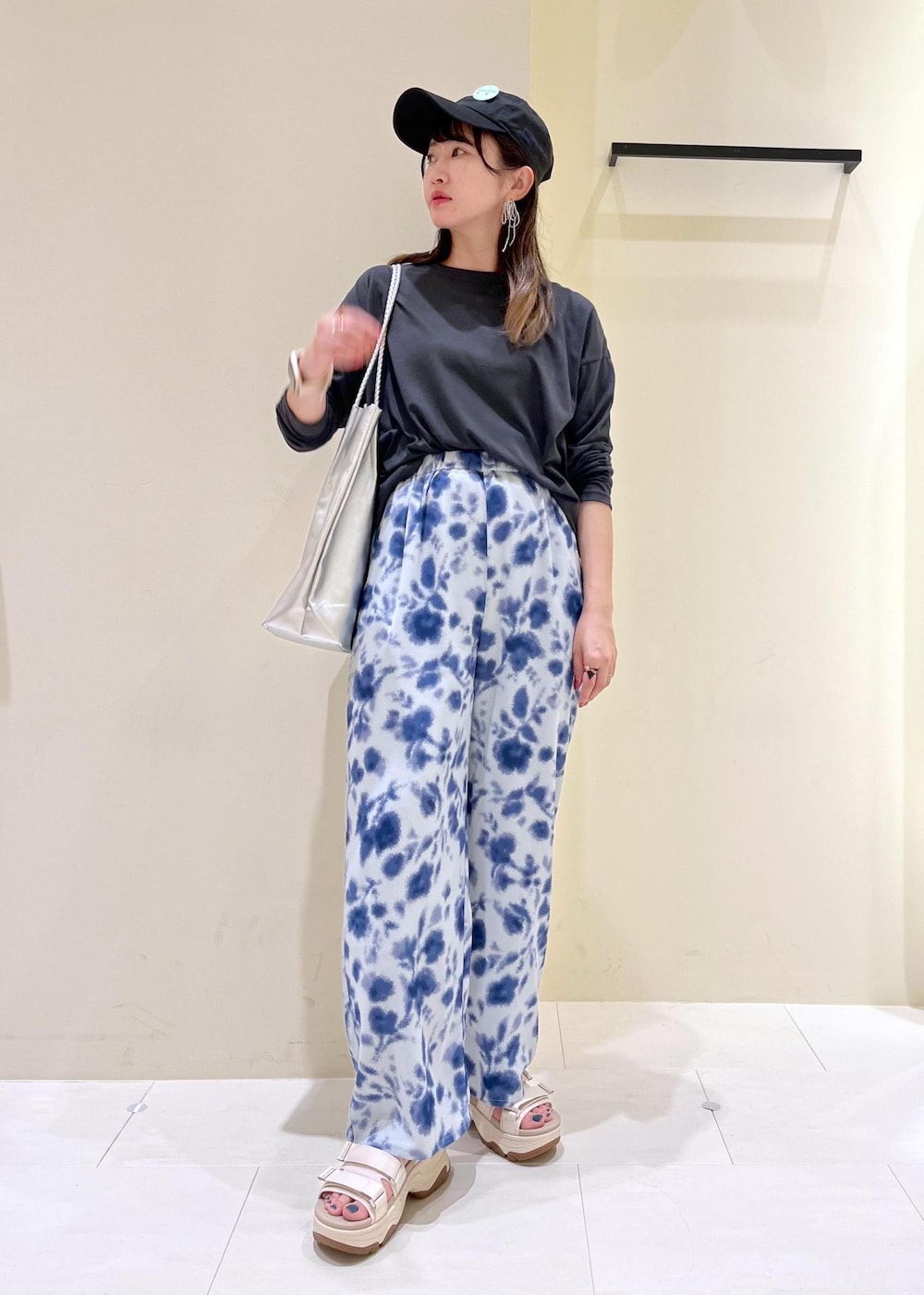 シルバー系のトートバッグ、ブルー系のその他パンツ、グレー系のTシャツ/カットソーを着用したレディースの春コーディネートの2枚目の写真