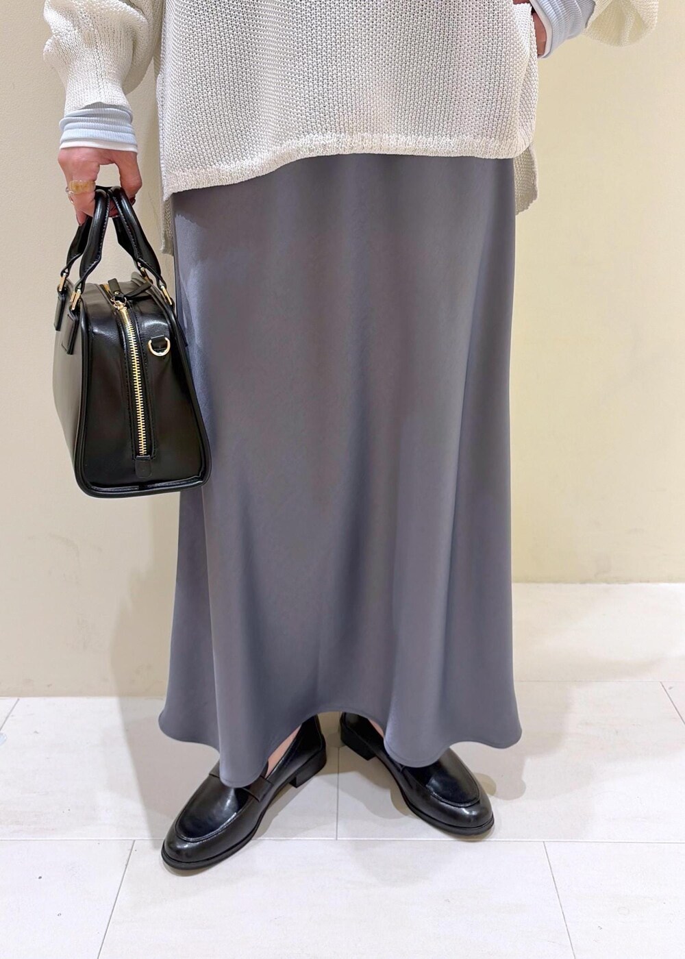 ブラック系のローファー、ブラック系のボストンバッグ、ブルー系のTシャツ/カットソーを着用したレディースの春コーディネートの8枚目の写真