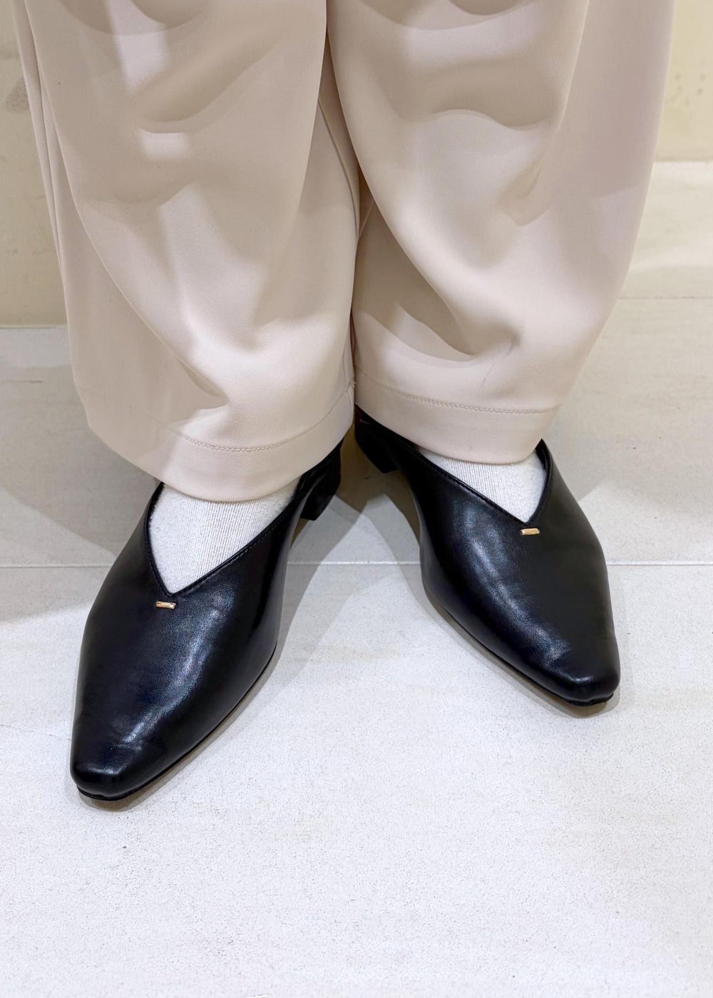 ブラック系のボストンバッグ、グレー系のシャツ/ブラウス、ベージュ系のその他パンツを着用したレディースの冬コーディネートの9枚目の写真