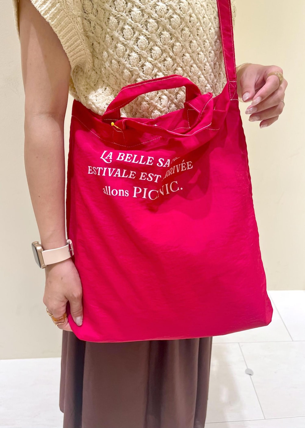 ブラック系のサンダル、ブラウン系のスカート、ベージュ系のベストを着用したレディースの夏コーディネートの8枚目の写真