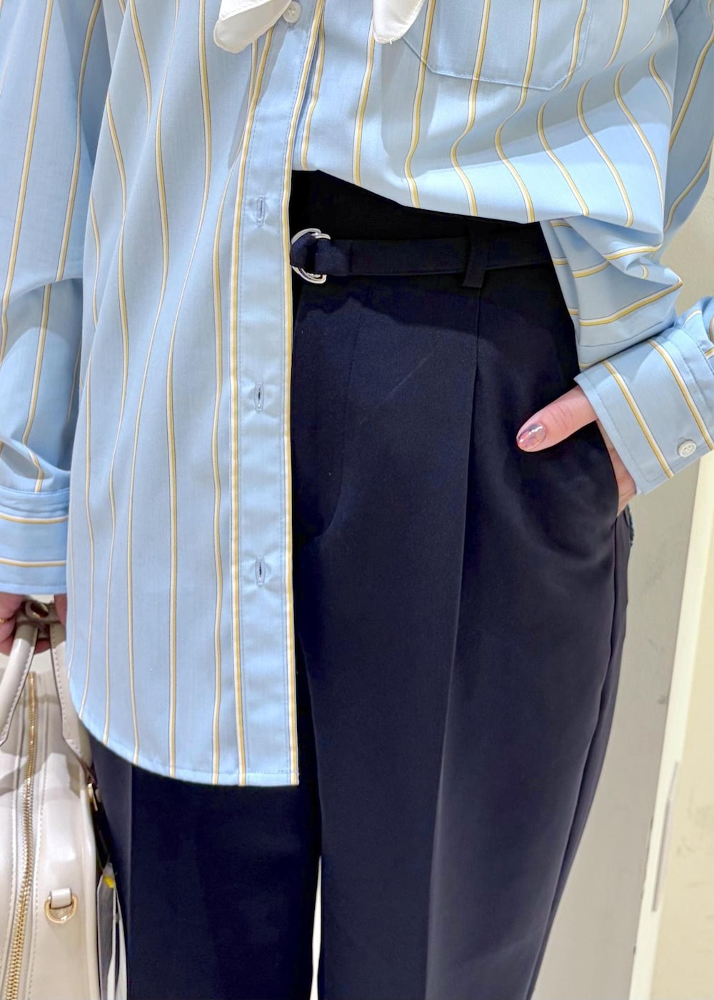 イエロー系のローファー、ホワイト系のボストンバッグ、ブルー系のその他パンツを着用したレディースの春コーディネートの6枚目の写真