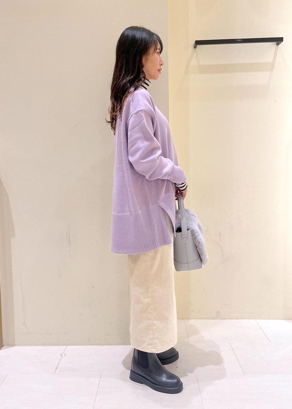 ホワイト系のスカート、パープル系のニット/セーター、ホワイト系のニット/セーターを着用したレディースの冬コーディネートの2枚目の写真