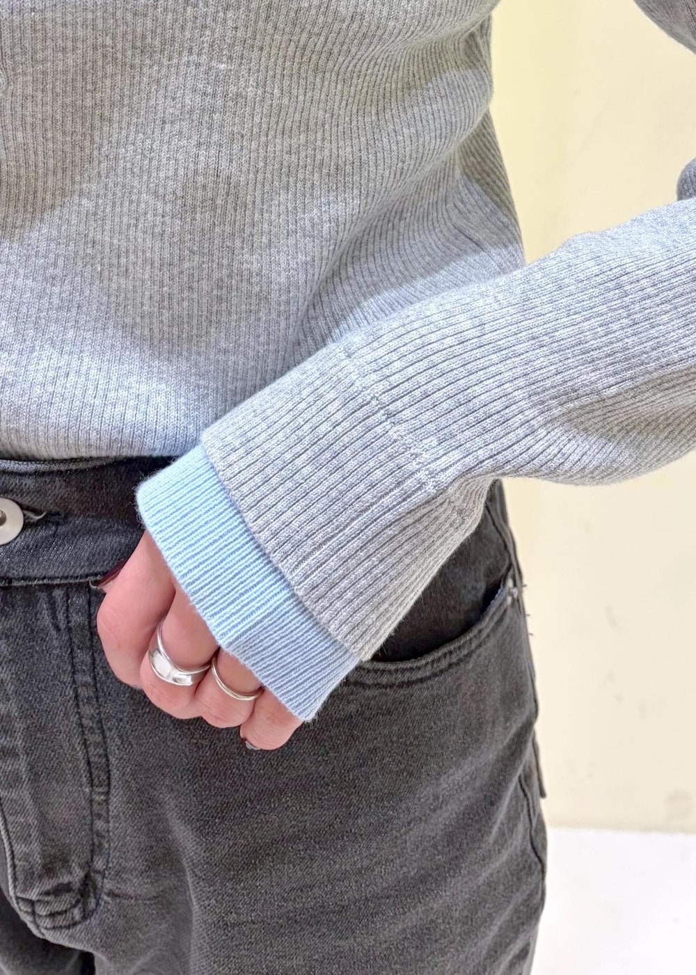 ブラック系のショルダーバッグ、ブラック系のローファー、グレー系のニット/セーターを着用したレディースの冬コーディネートの6枚目の写真