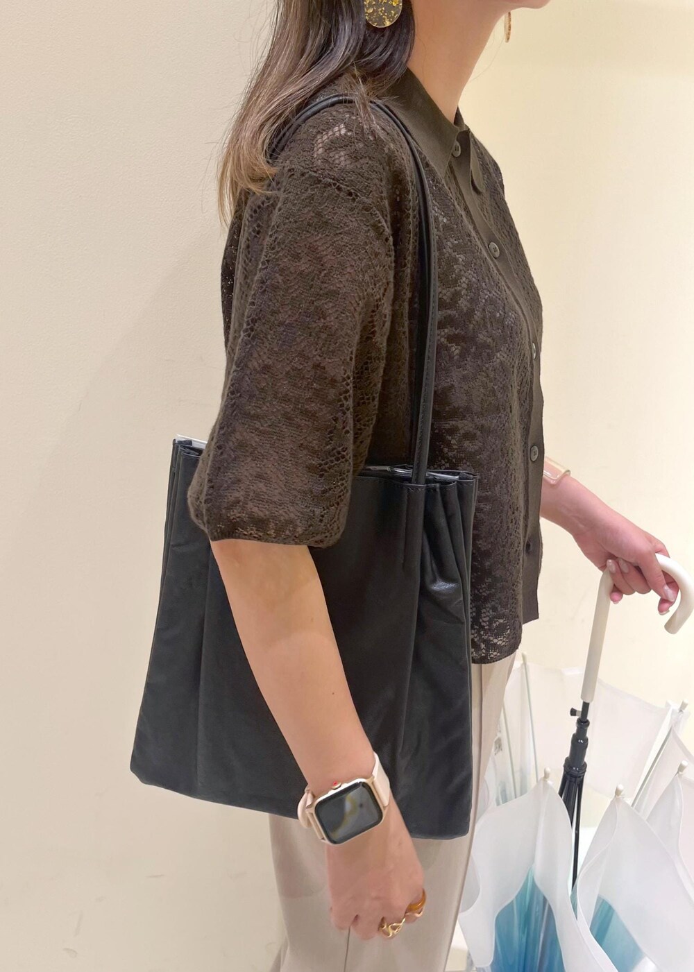 ブラック系のレインシューズ、ブラック系のトートバッグ、ベージュ系のその他パンツを着用したレディースの夏コーディネートの7枚目の写真