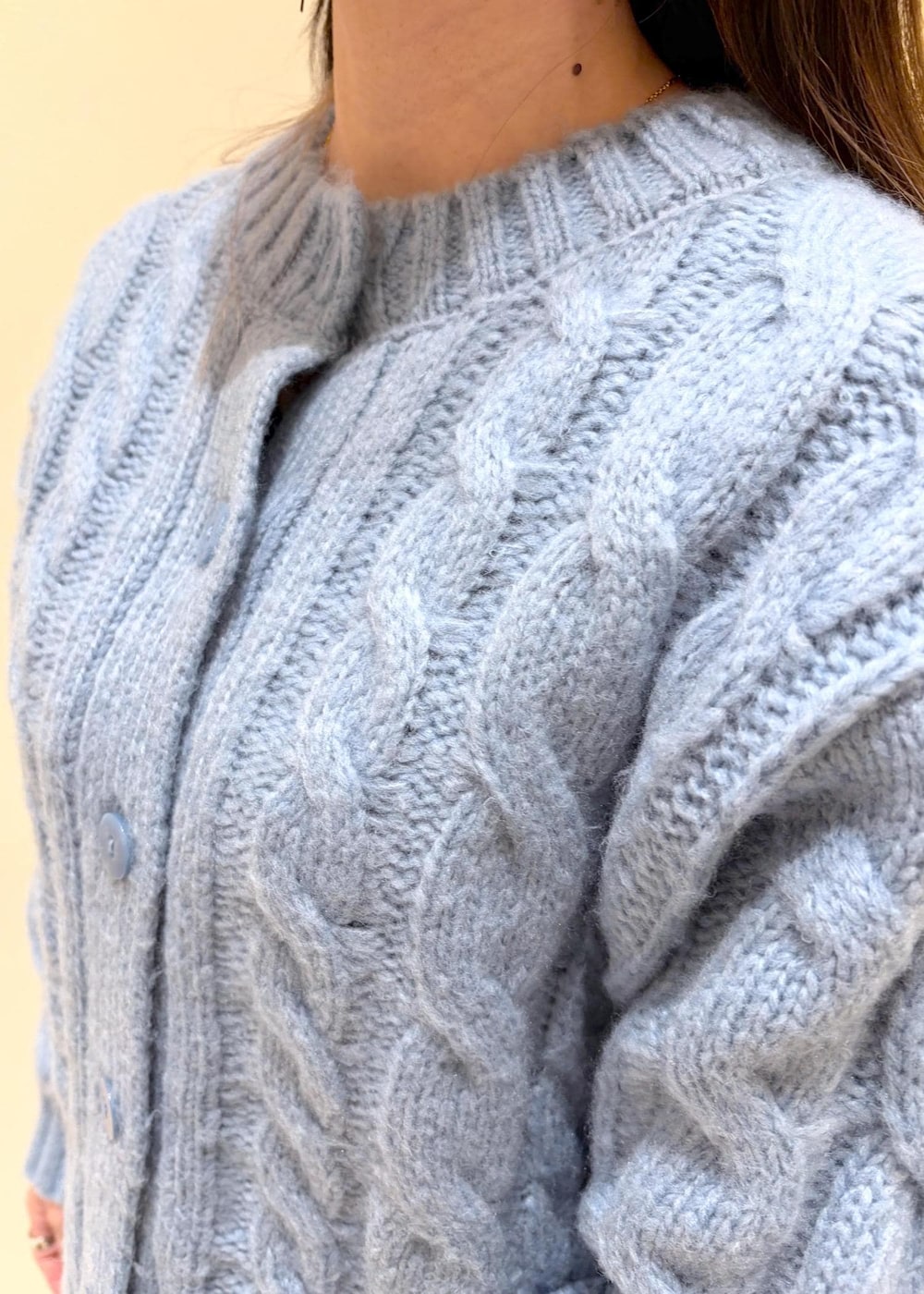 ブラック系のブーツ、ベージュ系のショルダーバッグ、ブラック系のワンピースを着用したレディースの冬コーディネートの5枚目の写真